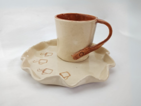 Conjunto bege e marrom xicrinh de café 1.png